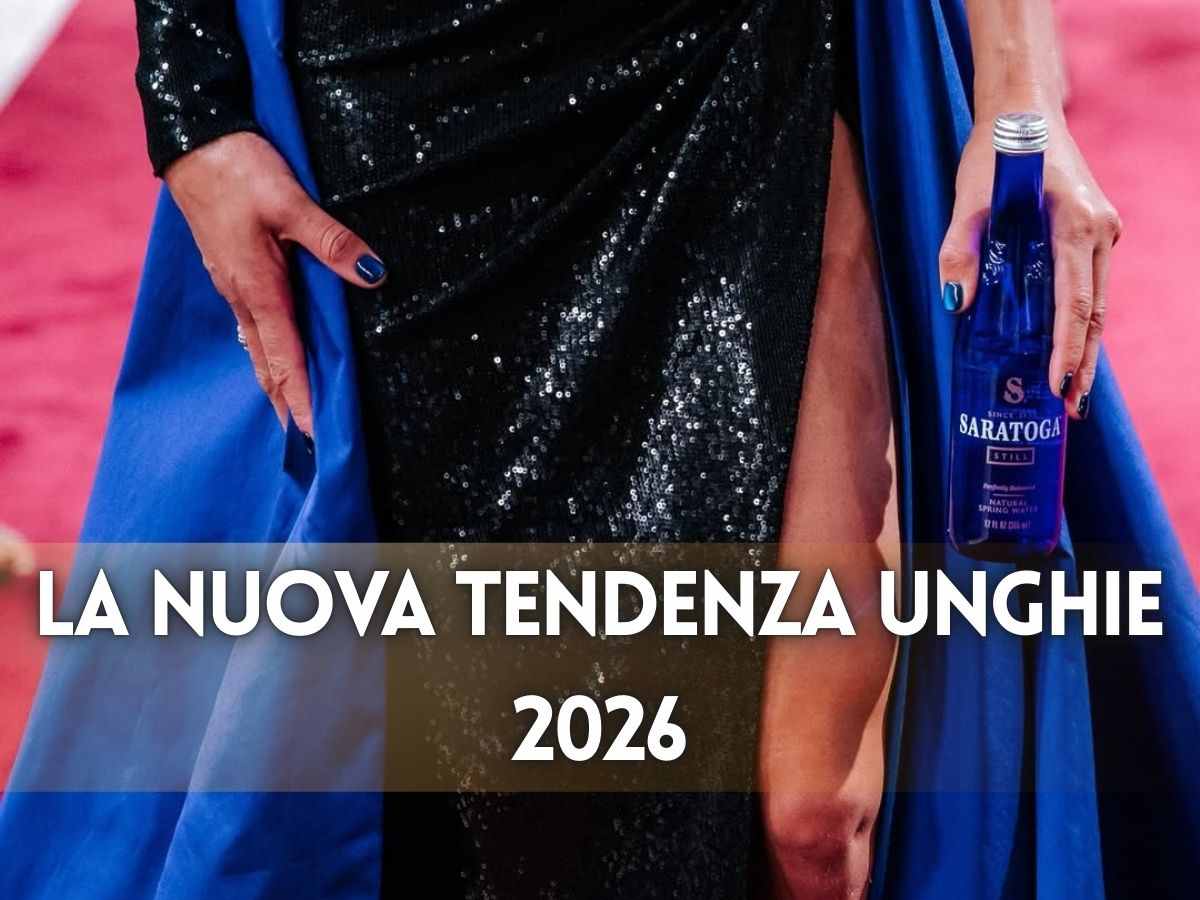 donna con abito da sera e unghie corte blu acceso