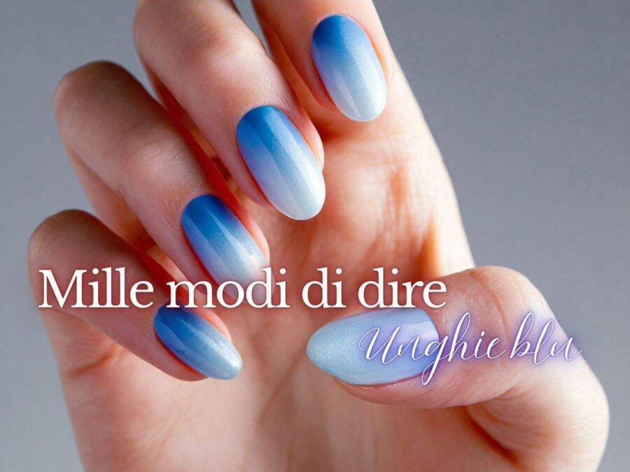 mano di donna con unghie blu sfumate