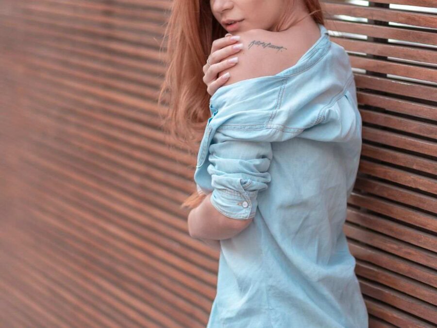 donna indossa camicia azzurra di jeans