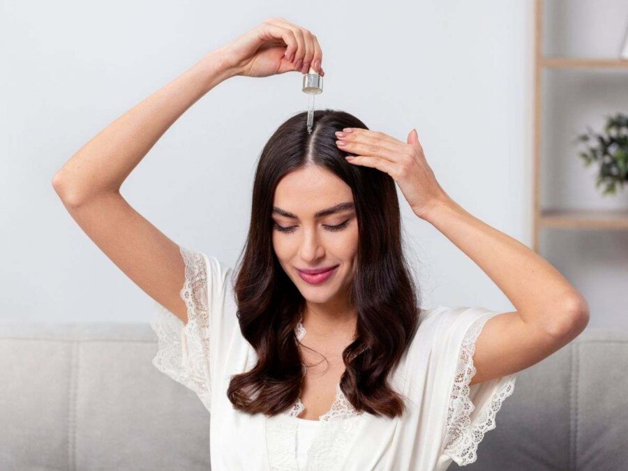 donna mette olio sui capelli