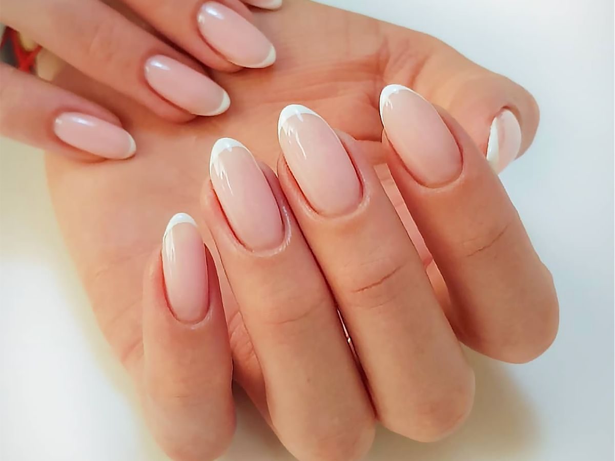 unghie semplici con french bianco sottile