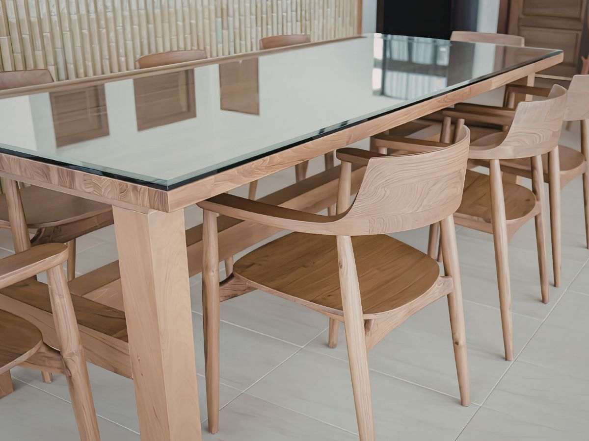 un tavolo in vetro e legno