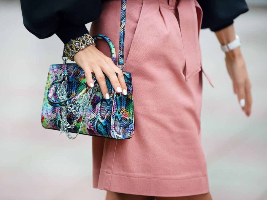 modella tiene una borsa con le mani