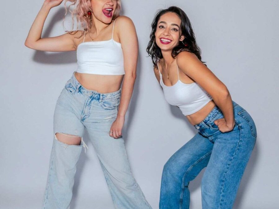 ragazze felici indossano jeans