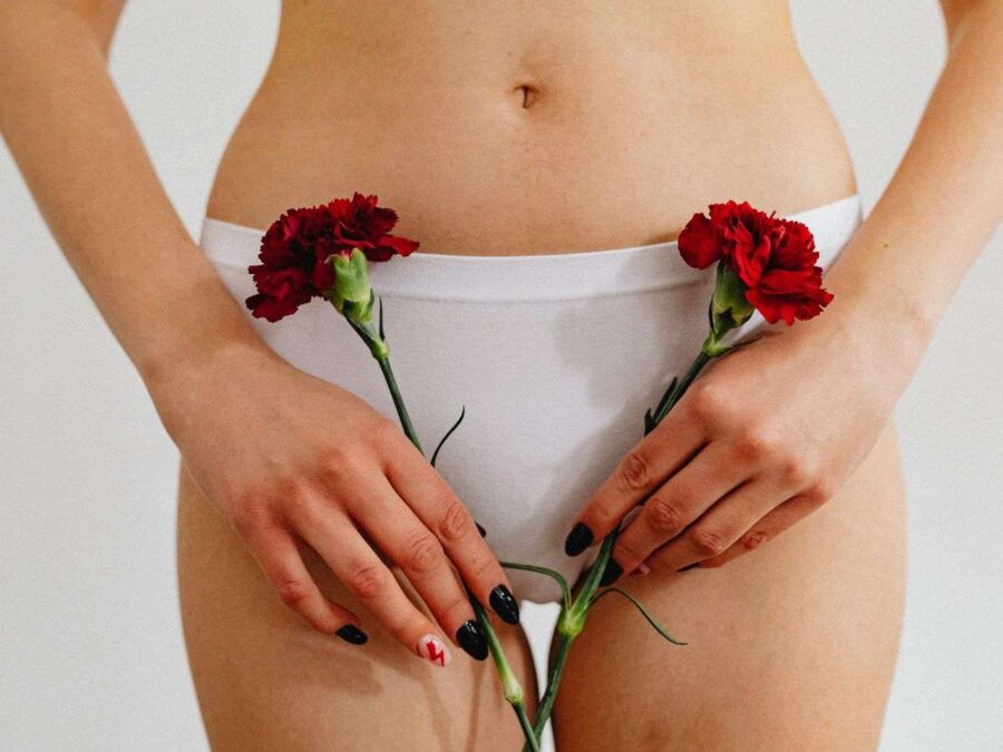 donna con rose in mano