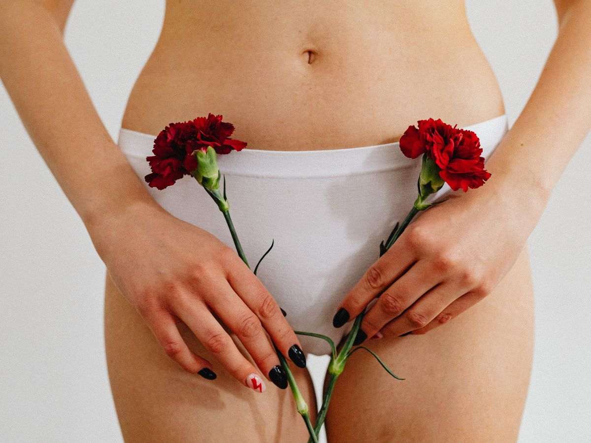 donna con rose in mano