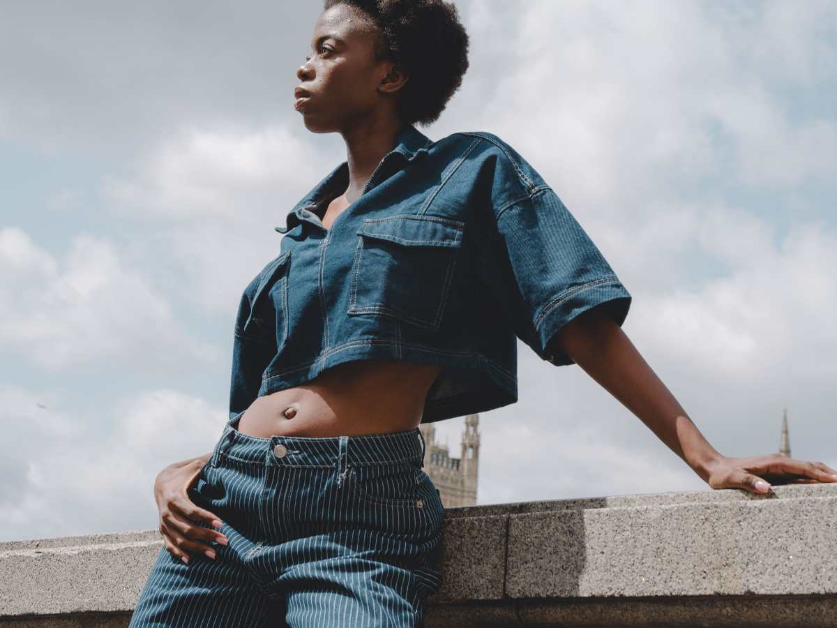 In primavera la pancia la nascondi solo con questo pantalone: sembrava dimenticato, adesso è tornato di gran moda