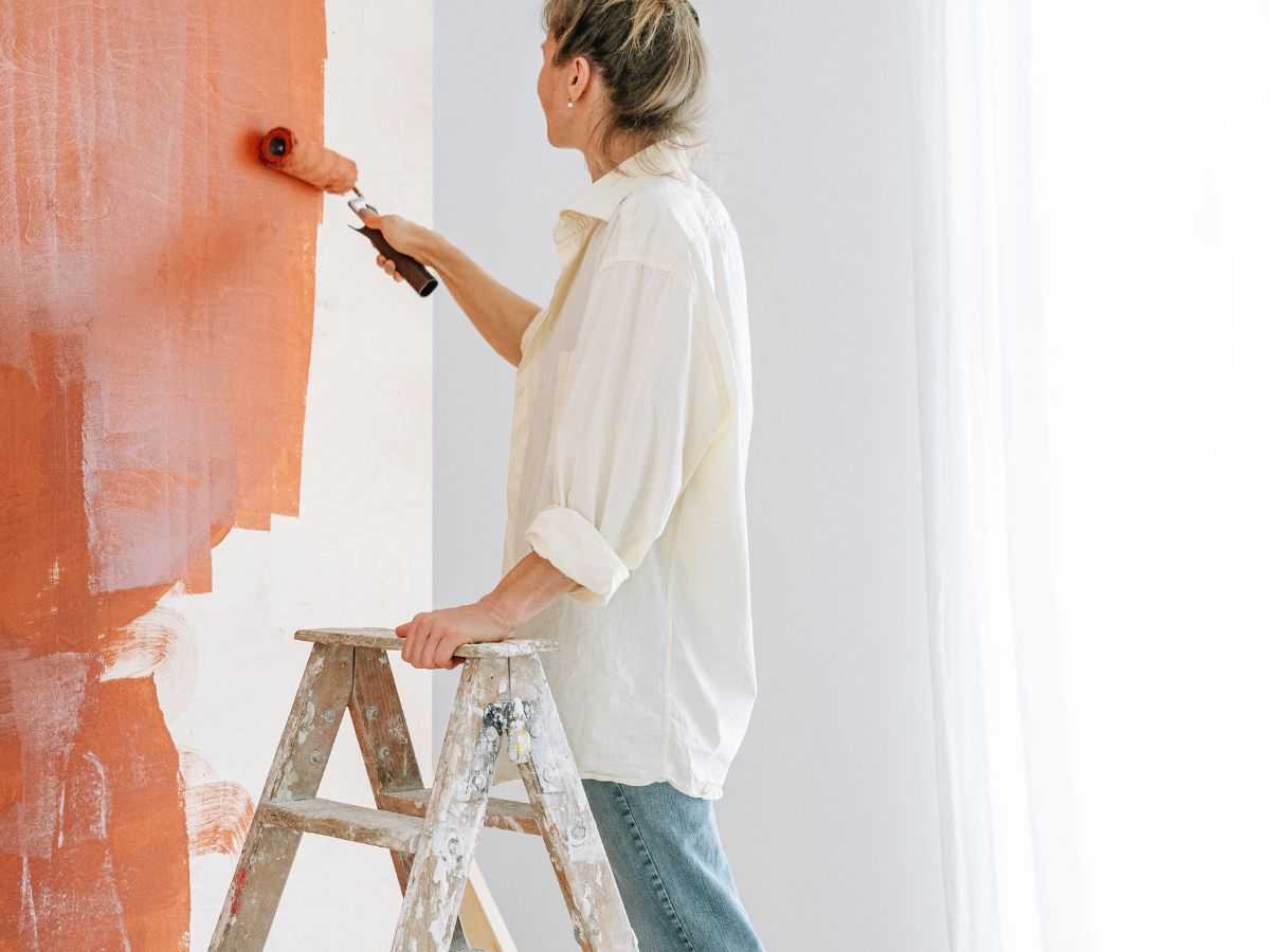 ragazza dipinge una parete