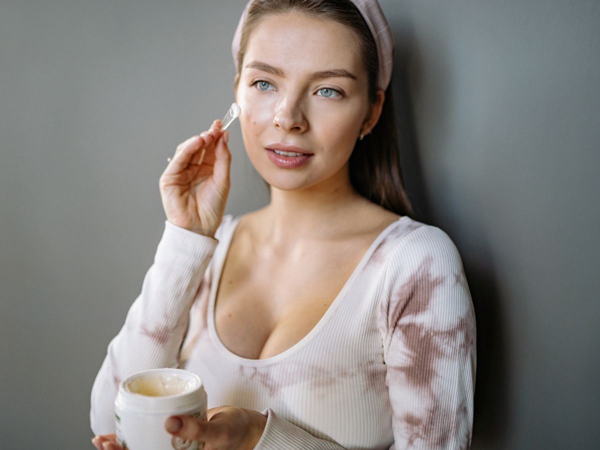 donna applica un siero sul viso