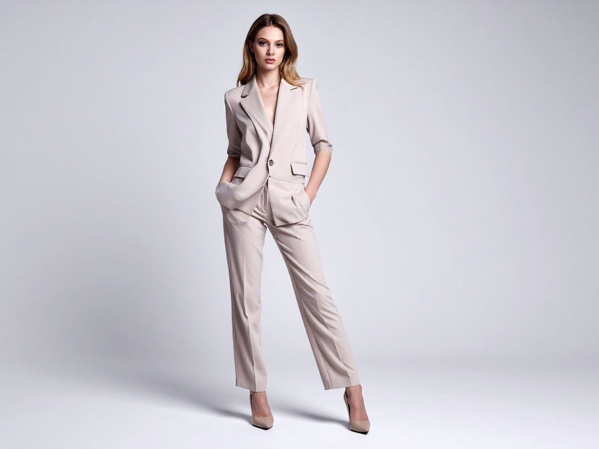 La primavera 2026 rompe qualsiasi schema: addio al classico jeans, ora tutte indossano questo