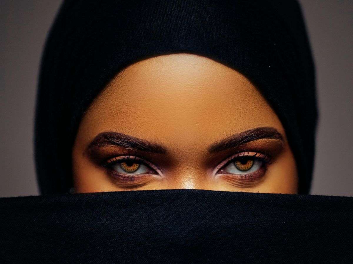 donna con occhi marroni in primo piano