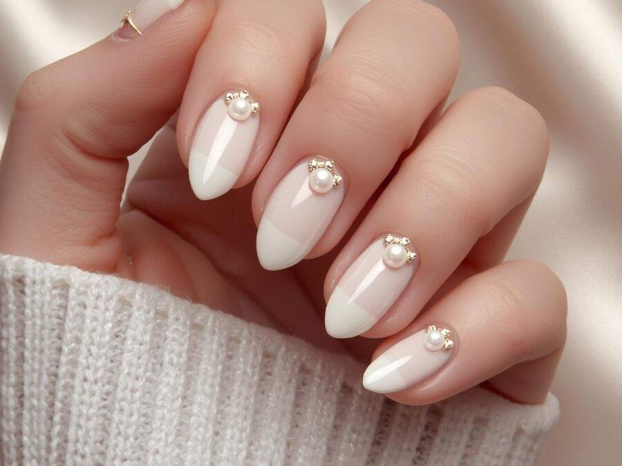 unghie color latte con applique gioiello