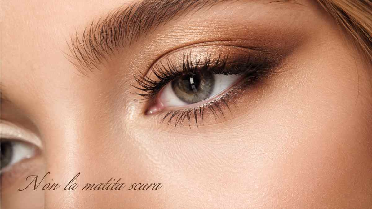 Occhi piccoli? Il trucco della matita scura che stai sbagliando da una vita
