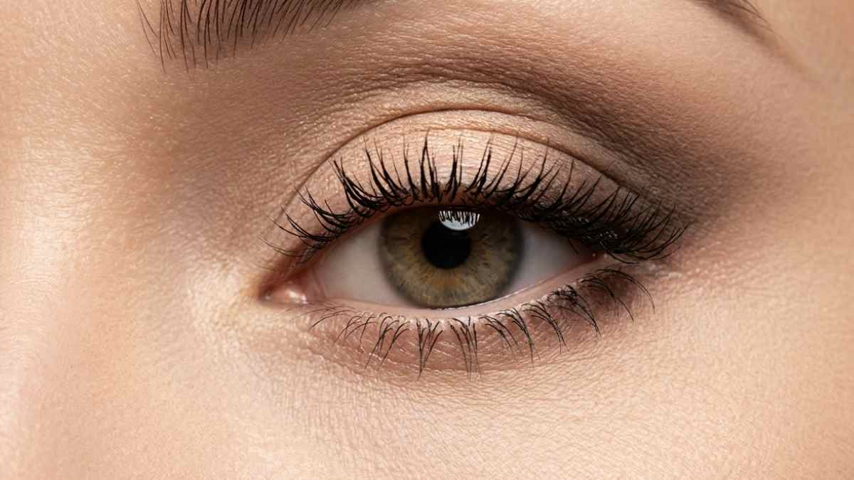 Occhi piccoli? Il trucco della matita scura che stai sbagliando da una vita