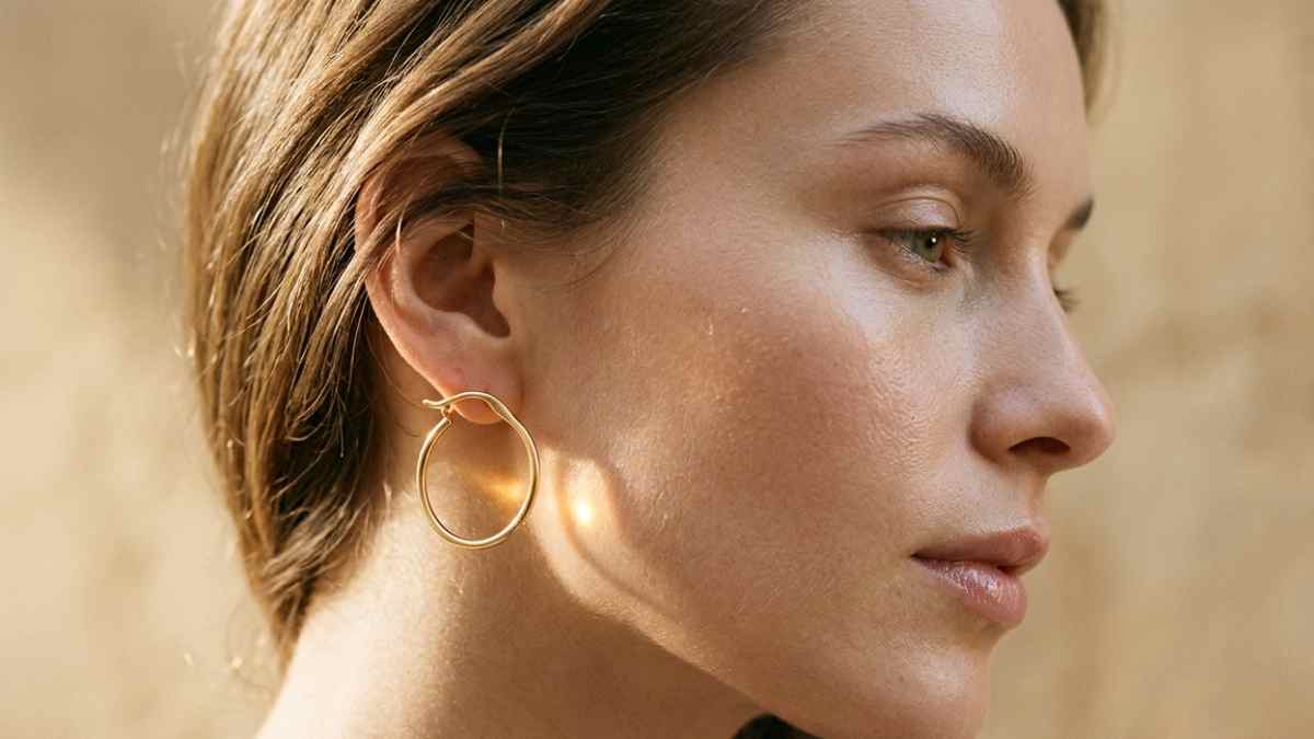 I cerchietti che incorniciano il viso da più angolazioni