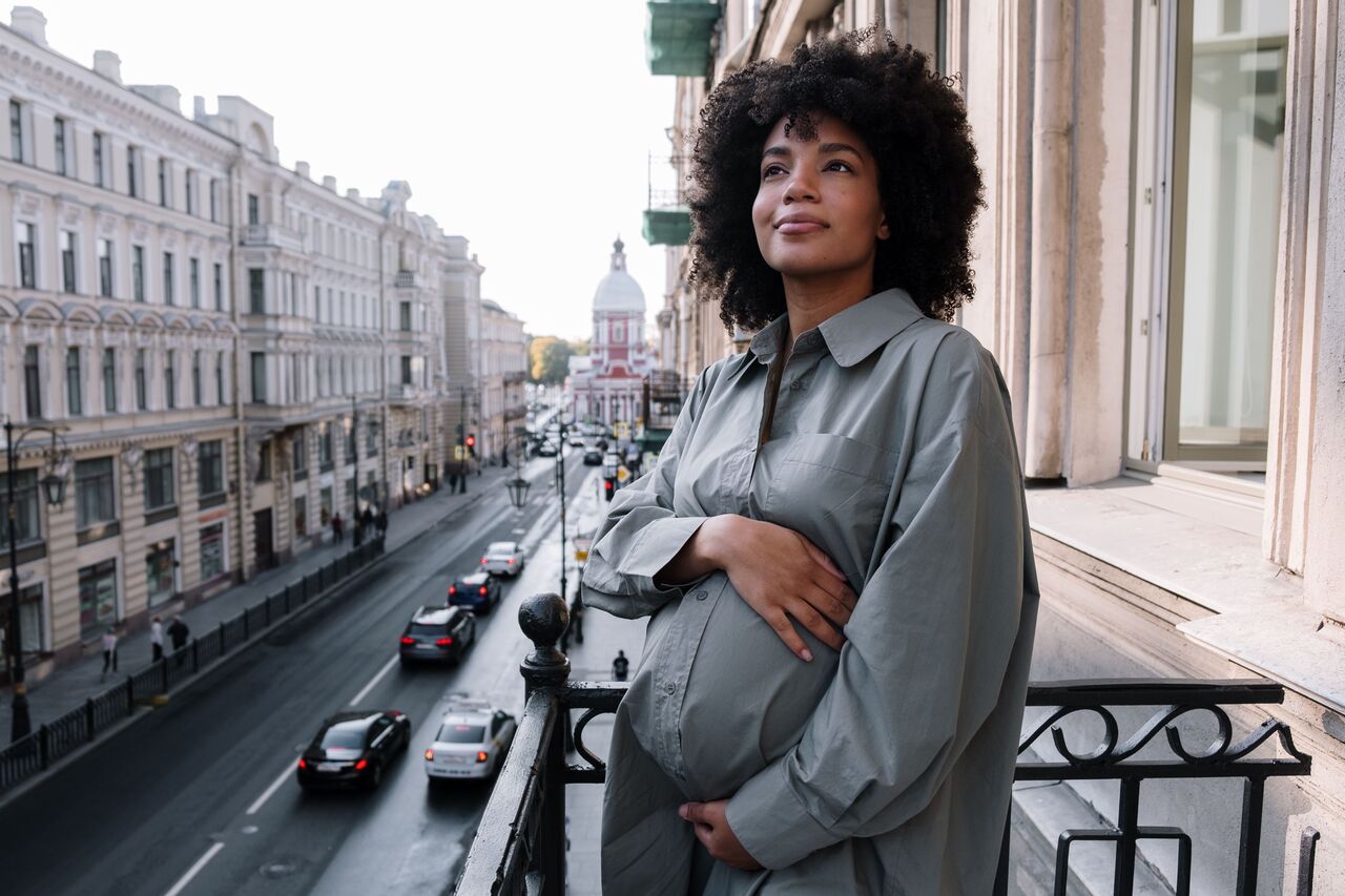 Gravidanza alla moda: la versatilitá e lo stile dela camicia premaman
