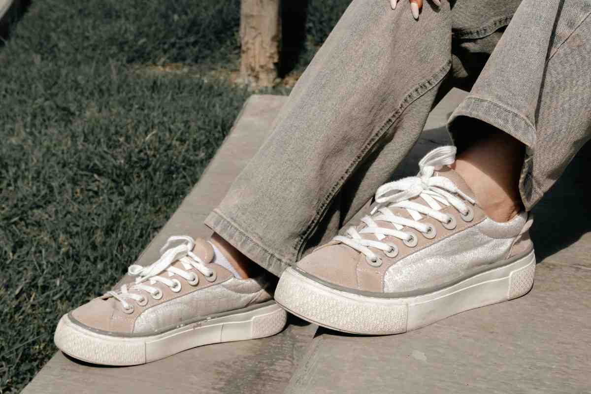 Sneakers tecniche: come sono diventate un elemento stabile della moda urbana